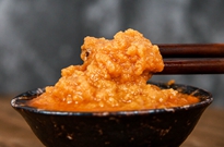 經過包裝機包裝后的蟹黃醬